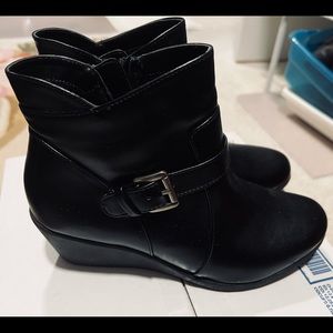 Comfort Plus by Predictions 8W Black Wedge Booties EUC